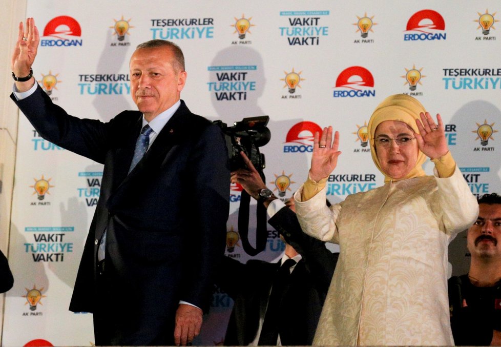 Turecký prezident Recep Tayyip Erdogan obhájil svůj mandát už v prvním kole voleb.