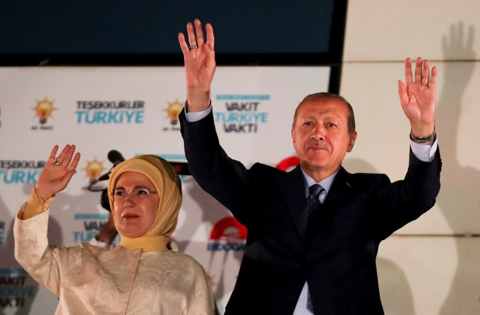 Turecký prezident Recep Tayyip Erdogan obhájil svůj mandát už v prvním kole voleb.