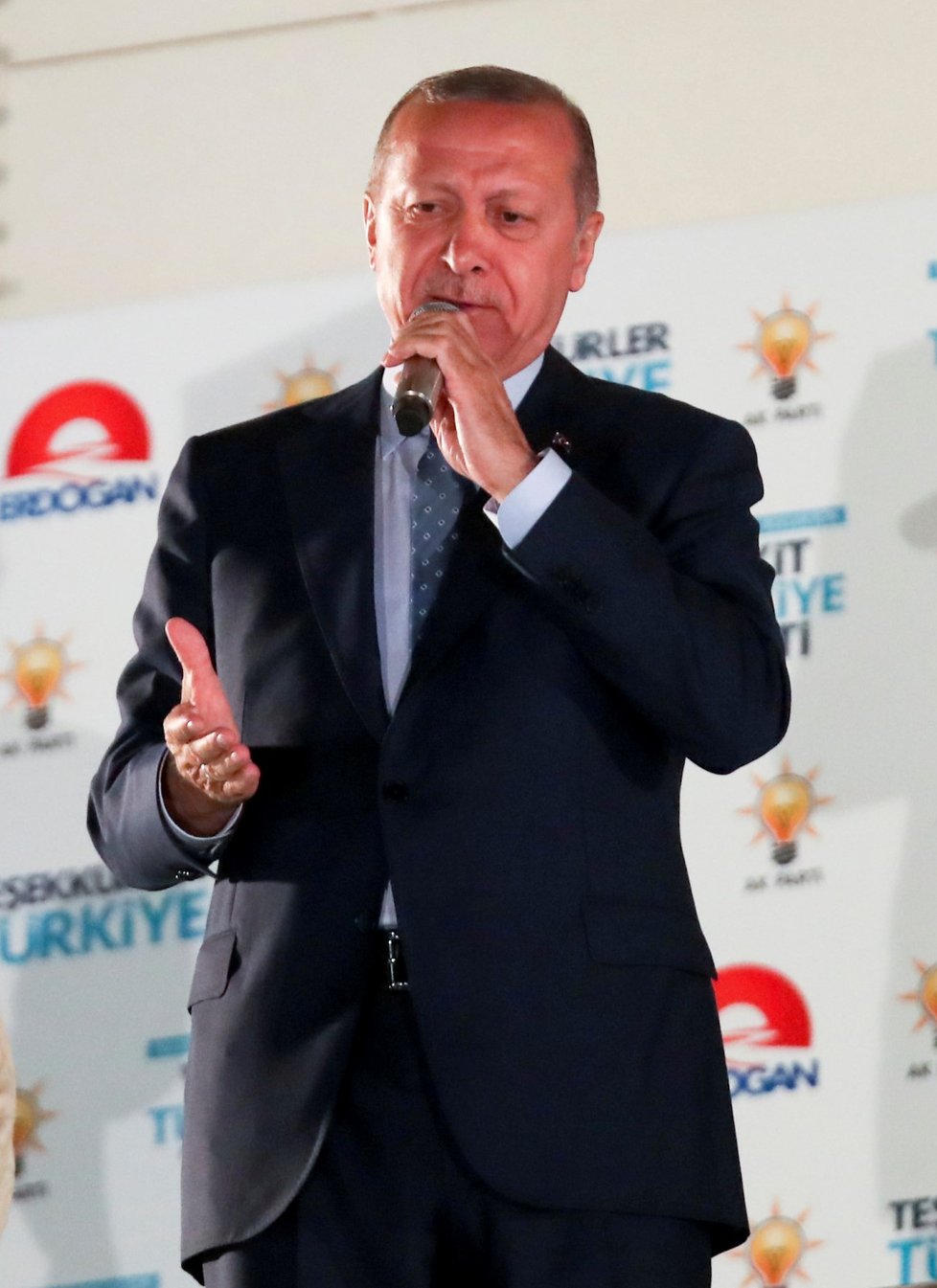 Turecký prezident Recep Tayyip Erdogan obhájil svůj mandát už v prvním kole voleb.