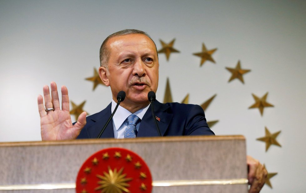Turecký prezident Recep Tayyip Erdogan obhájil svůj mandát už v prvním kole voleb.