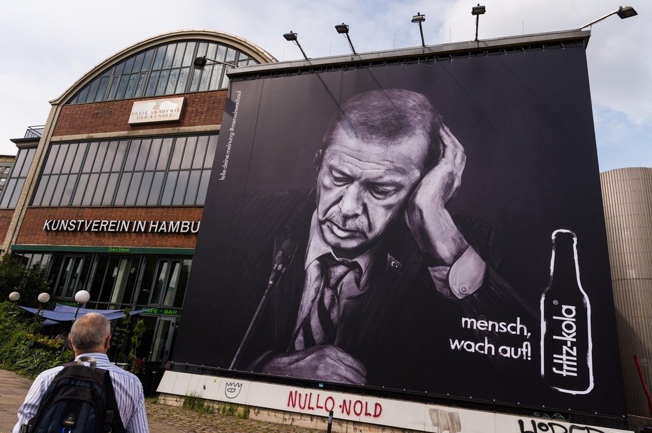 Turecký prezident Recep Tayyip Erdoğan v kampani Fritz-koly z roku 2017.