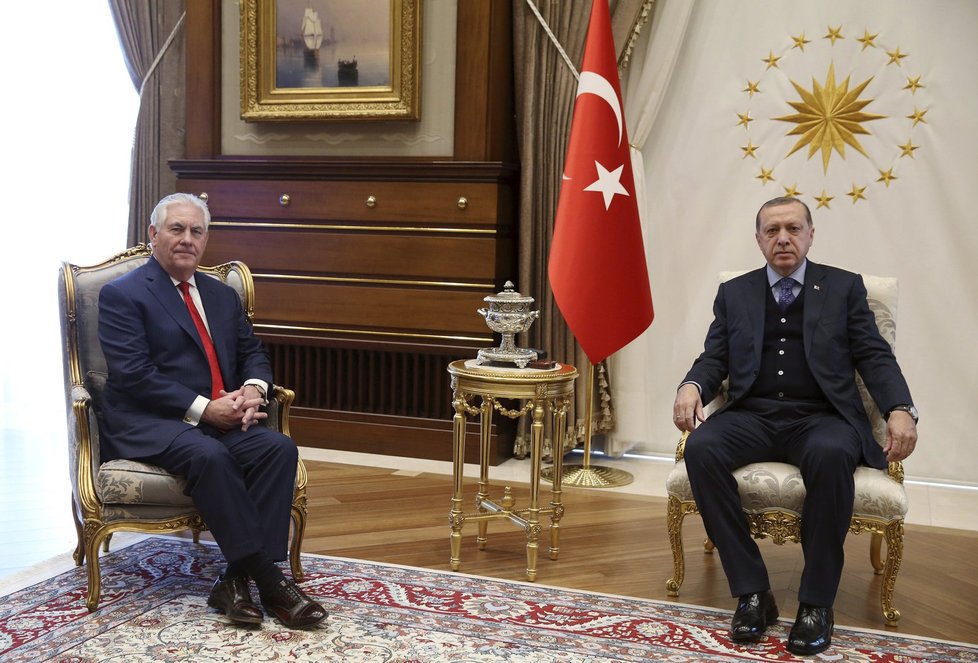 Turecký prezident Recep Tayyip Erdogan jednal s šéfem americké diplomacie Rexem Tillersonem o vydání duchovního Fethullaha Gülena.