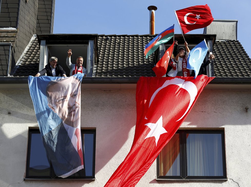 Turecký prezident Erdogan na návštěvě Německa. V Kolíně nad Rýnem ho vítali podporovatelé (29.9.2018)