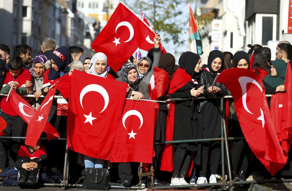 Turecký prezident Erdogan na návštěvě Německa. V Kolíně nad Rýnem ho vítali podporovatelé (29.9.2018)