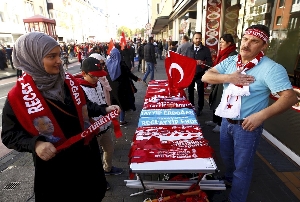 Turecký prezident Erdogan na návštěvě Německa. V Kolíně nad Rýnem ho vítali podporovatelé (29. 9. 2018)