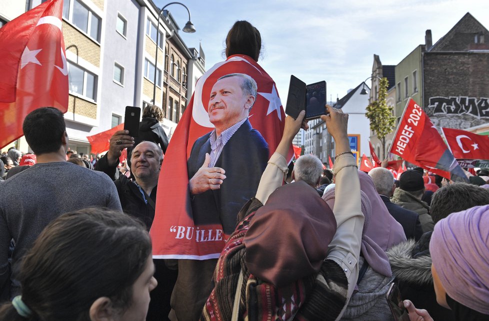 Turecký prezident Erdogan na návštěvě Německa. V Kolíně nad Rýnem ho vítali podporovatelé (29.9.2018)