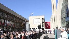 Turecký prezident Erdogan se v Kolíně nad Rýnem zúčastnil společně se svou manželkou otevření nové obří mešity