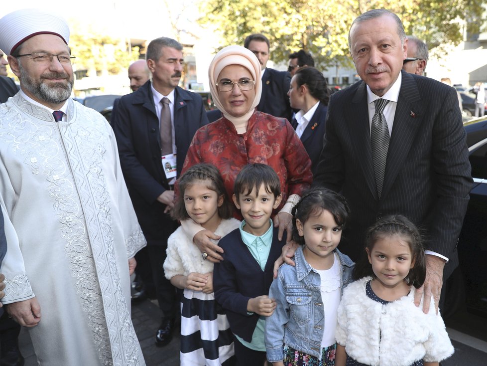 Turecký prezident Erdogan se v Kolíně nad Rýnem zúčastnil společně se svou manželkou otevření nové obří mešity