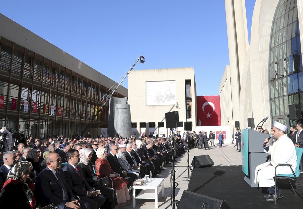 Turecký prezident Erdogan se v Kolíně nad Rýnem zúčastnil společně se svou manželkou otevření nové obří mešity