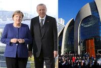 Novinka pro muslimy: Obří mešitu otevřel v Německu Erdogan. Po snídani s Merkelovou