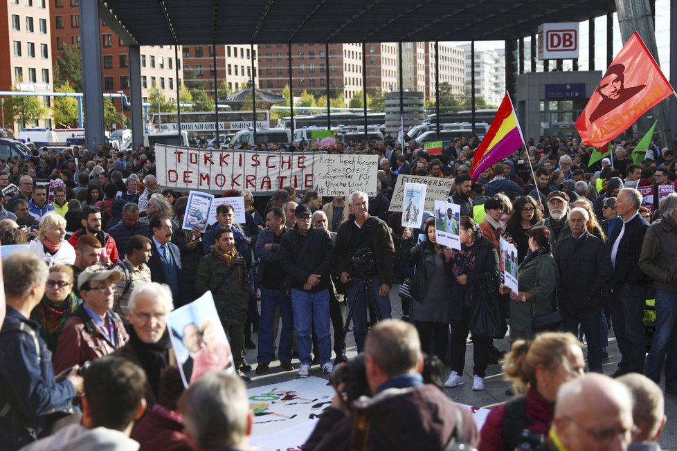 Návštěvu tureckého prezidenta Erdogana v Berlíně provázely protesty