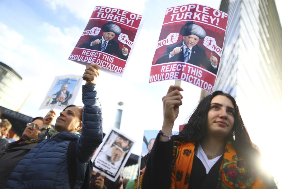 Návštěvu tureckého prezidenta Erdogana v Berlíně provázely protesty