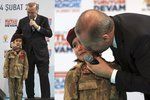 Turecký prezident Erdogan se stal terčem kritiky za to, že malé holčičce vykládal o mučednické smrti.