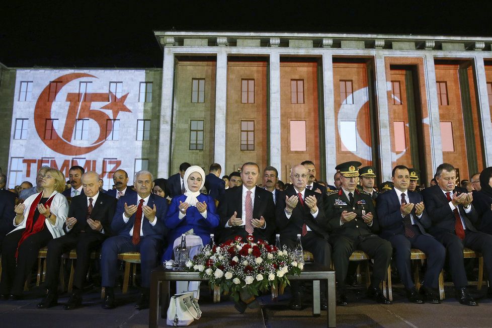 Turecko si připomnělo rok od nezdařeného puče. Prezident Erdogan byl za hvězdu.