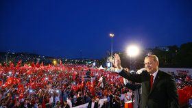 Turecko si připomnělo rok od nezdařeného puče. Prezident Erdogan byl za hvězdu.