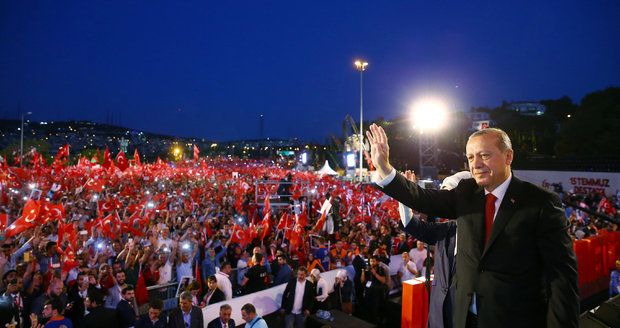 Erdogan chce „srazit hlavy“ strůjcům puče. Turci mají obnovit trest smrti