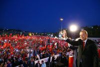 Erdogan chce „srazit hlavy“ strůjcům puče. Turci mají obnovit trest smrti