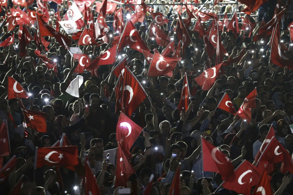 Turecko si připomnělo rok od nezdařeného puče. Prezident Erdogan byl za hvězdu.