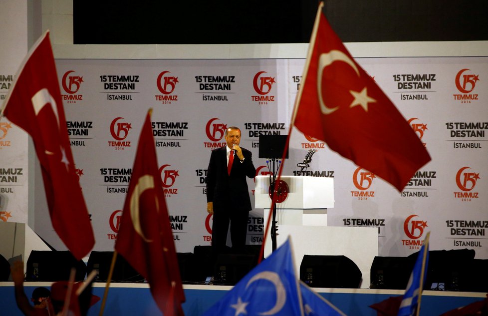 Turecko si připomnělo rok od nezdařeného puče. Prezident Erdogan byl za hvězdu