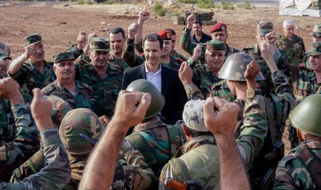Syrský vůdce Bašár Asad mezi svými vojáky u hranic s Tureckem (22. 10. 2019)