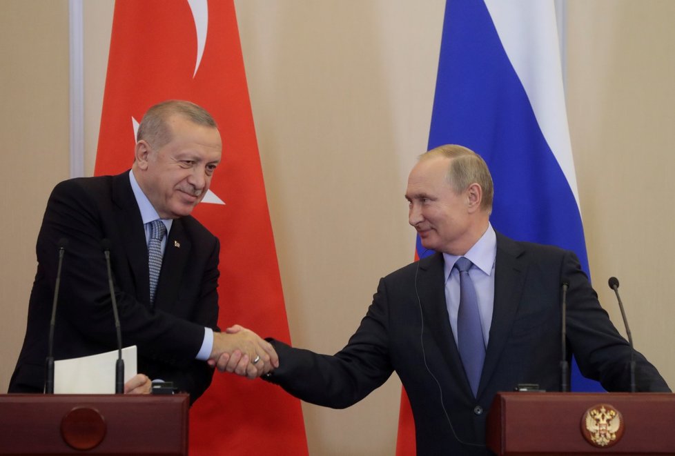 Erdogan po jednání s Putinem dal Kurdům dalších 150 hodin na to, aby se stáhli z 30 kilometrů široké zóny u hranic s Tureckem (22. 10. 2019)