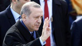Turecký prezident Erdogan dostal v referendu větší pravomoce. Mezinárodní pozorovatelé ale hlasování zpochybnili.