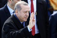 Posílenému Erdoganovi blahopřál Trump. Společně chtějí zatopit Asadovi