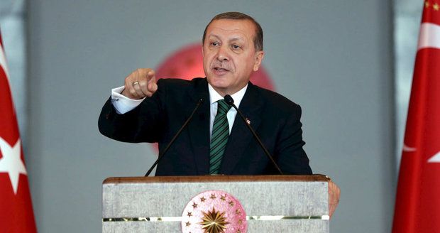 Erdogan rozšiřuje definici terorismu: Chce stíhat novináře i akademiky 