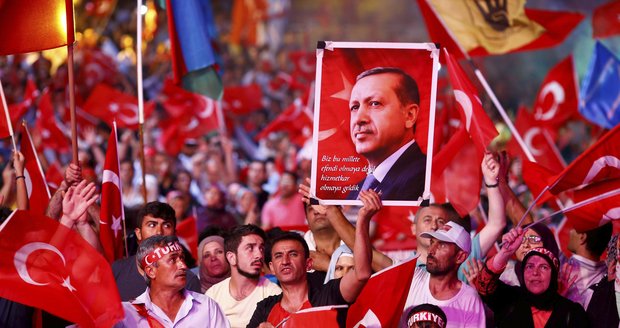 Turecko zadrželo šéfa opozičních novin. Ve vazbě skončilo už 32 tisíc lidí