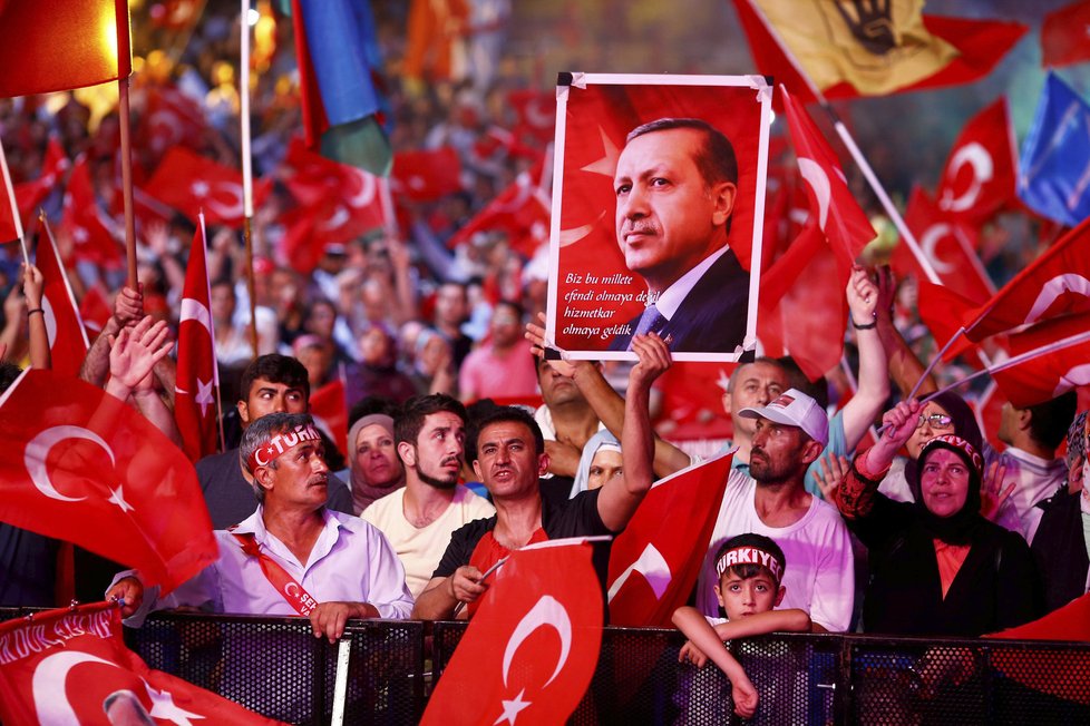 Lidé, podporující tureckého prezidenta Erdogana