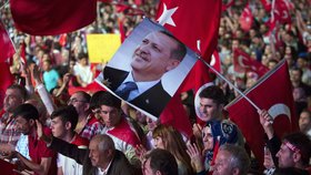 Demonstrace na podporu tureckého prezidenta Erdogana