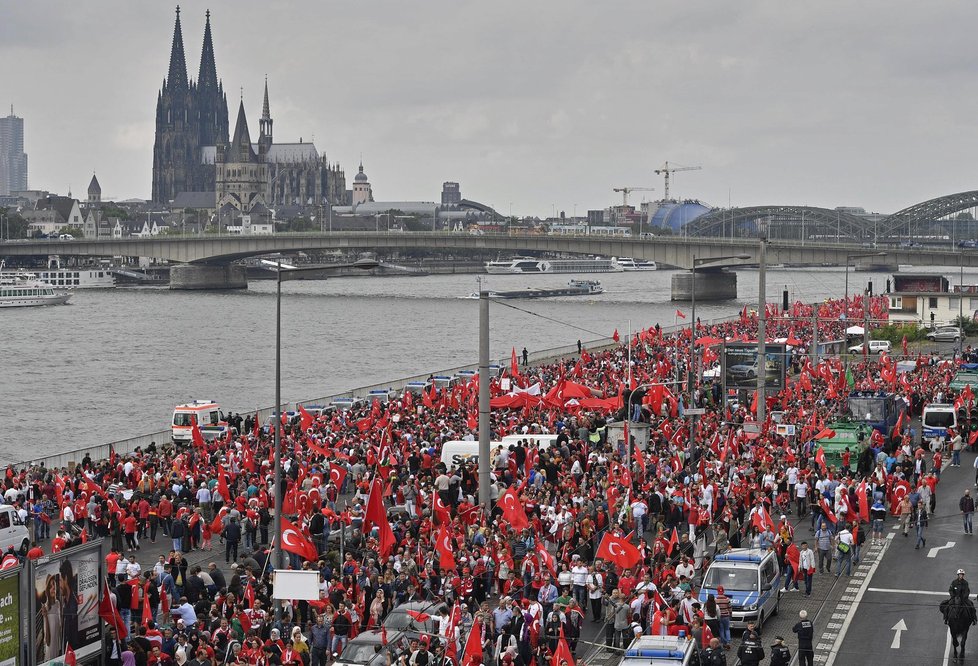 Kolín nad Rýnem: Demonstrace na podporu tureckého prezidenta Erdogana