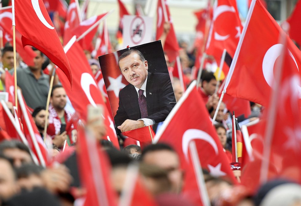 Demonstrace na podporu tureckého prezidenta Erdogana