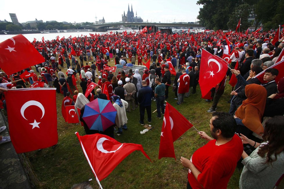 Kolín nad Rýnem: Demonstrace na podporu tureckého prezidenta Erdogana