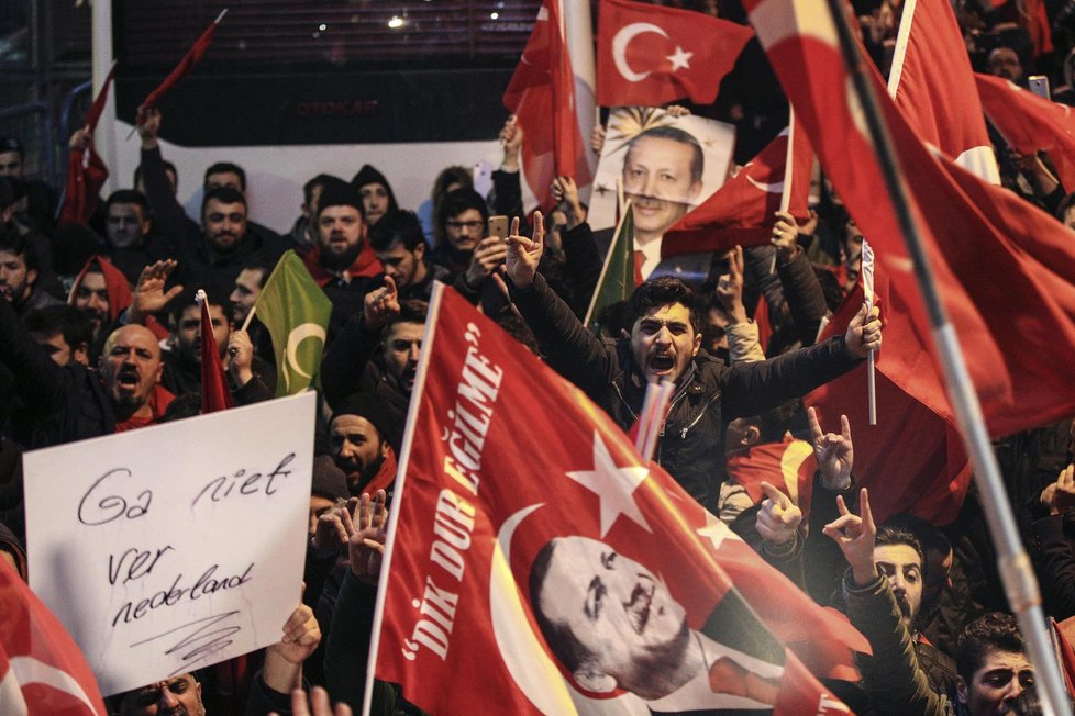 Podporovatelé tureckého prezidenta Erdogana