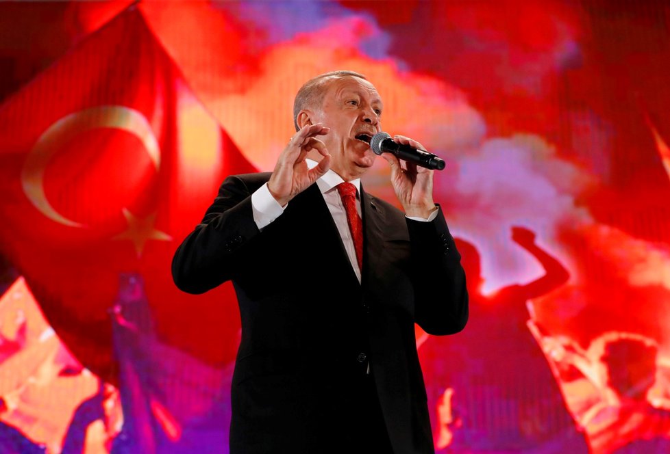 Turecký prezident Erdogan oznámil plné nasazení protiraketového systému S-400 v dubnu 2020. (15. 7. 2019)