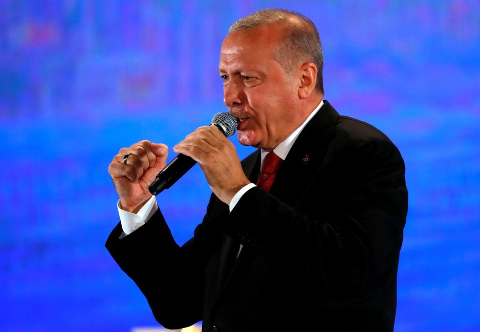 Turecký prezident Erdogan oznámil plné nasazení protiraketového systému S-400 v dubnu 2020 (15. 7. 2019)