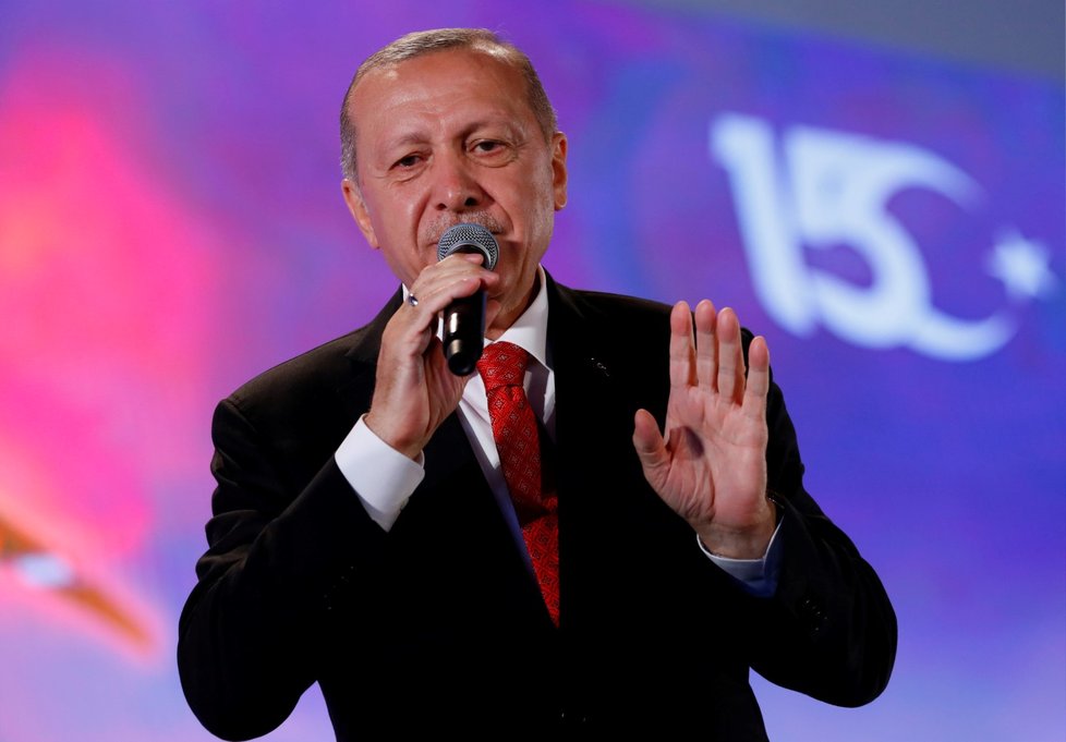 Turecký prezident Erdogan oznámil plné nasazení protiraketového systému S-400 v dubnu 2020. (15. 7. 2019)