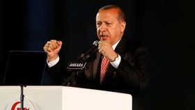 Erdogan chce dát „srazit hlavy“ účastníkům puče