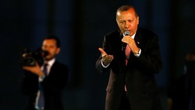 Erdogan chce dát „srazit hlavy“ účastníkům puče