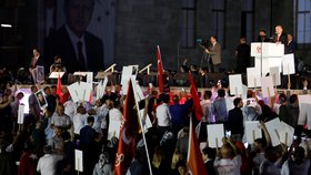 Erdogan chce dát „srazit hlavy“ účastníkům puče