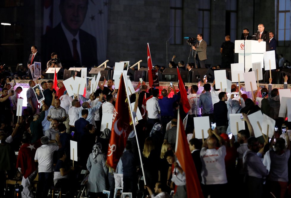 Erdogan chce dát „srazit hlavy“ účastníkům puče.