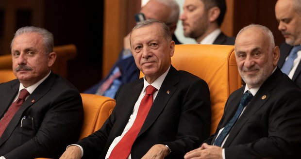Erdogan složil přísahu a zemi povládne po 20 letech dál. Analytička: Nemá důvod mnoho měnit