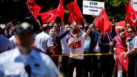 Demonstranty v USA napadla Erdoganova ochranka. Turecký prezident přihlížel