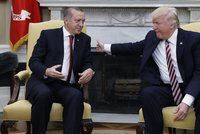 „Trump se mi omluvil za zatčení ochranky,“ tvrdí Erdogan. Bílý dům to popřel