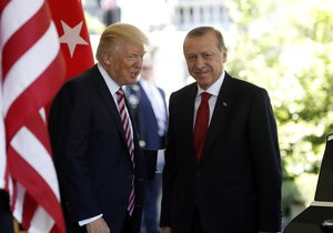 Turecký prezident se setkal s prezidentem USA Trumpem.