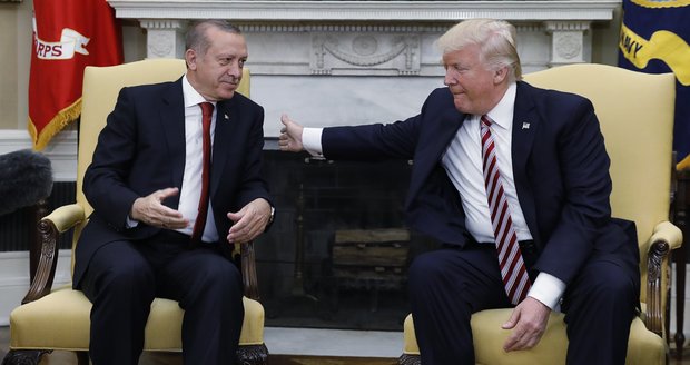 „Trump se mi omluvil za zatčení ochranky,“ tvrdí Erdogan. Bílý dům to popřel