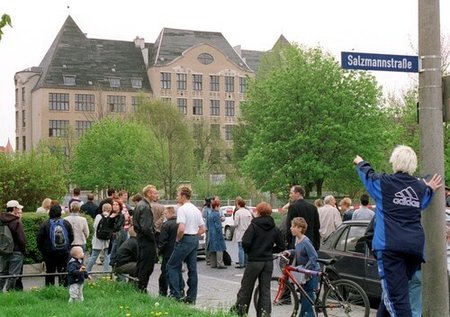 Střelba v německém Erfurtu si vyžádala šestnáct životů. (26.4.2002)