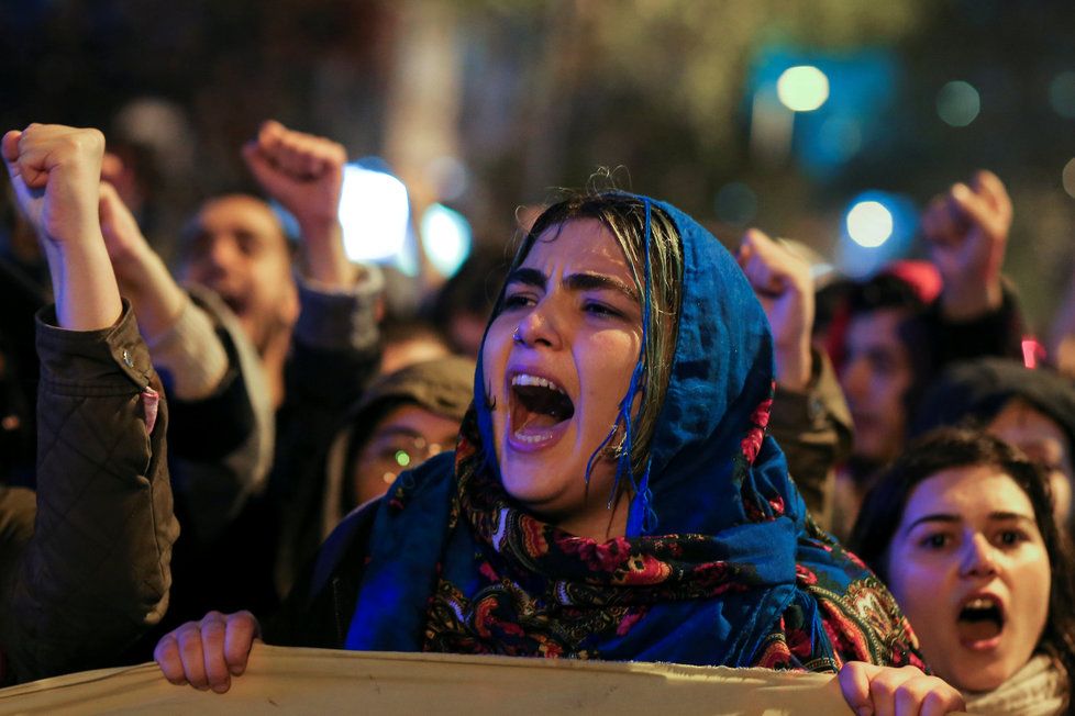 Na 3000 lidí protestuje v Istanbulu proti výsledkům referenda.