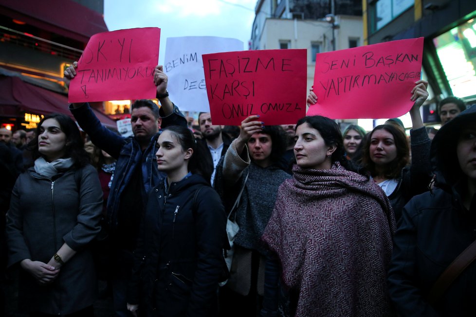 Na 3000 lidí protestuje v Istanbulu proti výsledkům referenda.